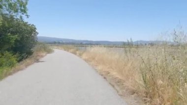 6-12-2022: Belmont, California: Oracle California yakınlarında Belmont Bataklığı yolunda bisiklet sürmek