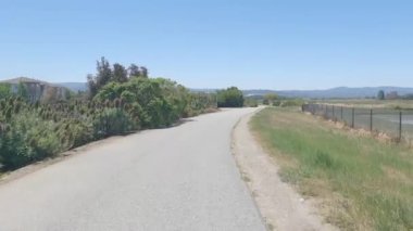 6-12-2022: Belmont, California: Oracle California yakınlarında Belmont Bataklığı yolunda bisiklet sürmek