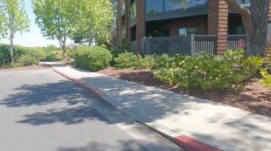 6-12-2022: Belmont, California: Oracle California yakınlarında Belmont Bataklığı yolunda bisiklet sürmek