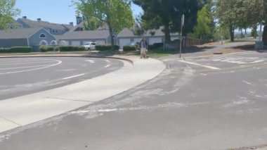 6-12-2022: Belmont, California: Oracle California yakınlarında Belmont Bataklığı yolunda bisiklet sürmek