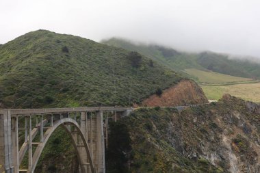 Büyük Sur kıyısı boyunca Bixby köprüsü