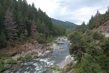 Eureka Plumas Ormanı 'ndaki Aşk Şelaleleri' nin havadan görünüşü, Havza Gölü, Kaliforniya