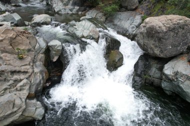 Eureka Plumas Ormanı 'ndaki Aşk Şelaleleri' nin havadan görünüşü, Havza Gölü, Kaliforniya