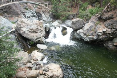 Eureka Plumas Ormanı 'ndaki Aşk Şelaleleri' nin havadan görünüşü, Havza Gölü, Kaliforniya