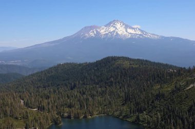 Siskiyou Gölü ve Castle Gölü çevresindeki Shastha Dağı 'nın vahşi doğasının fotoğrafı.