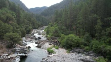 Yuba nehri, Havza Gölü, Eureka Plumas Ormanı, Kaliforniya 'da akıntılar üzerinde uçuyor.