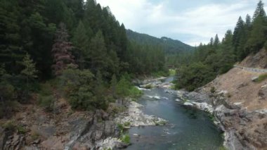 Yuba nehri, Havza Gölü, Eureka Plumas Ormanı, Kaliforniya 'da akıntılar üzerinde uçuyor.