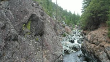 Yuba nehri, Havza Gölü, Eureka Plumas Ormanı, Kaliforniya 'da akıntılar üzerinde uçuyor.