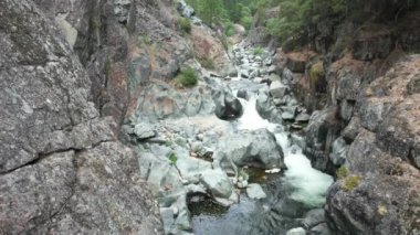 Yuba nehri, Havza Gölü, Eureka Plumas Ormanı, Kaliforniya 'da akıntılar üzerinde uçuyor.