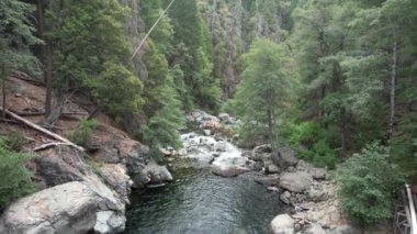 Yuba nehri, Havza Gölü, Eureka Plumas Ormanı, Kaliforniya 'da akıntılar üzerinde uçuyor.