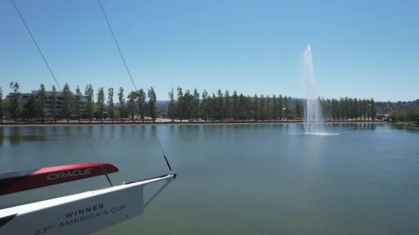 2023 カリフォルニア州レッドウッドの海岸 カリフォルニア州ラリー湖でチームUsaカタマラン上空を飛行 — ストック動画
