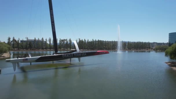 2023 カリフォルニア州レッドウッドの海岸 カリフォルニア州ラリー湖でチームUsaカタマラン上空を飛行 — ストック動画