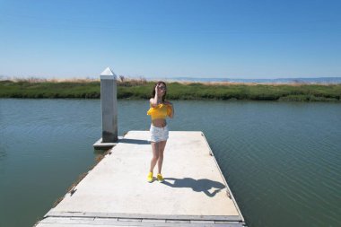 Rıhtımda, nehirde, havadan çekilmiş güzel bir Arap kadının fotoğrafı.