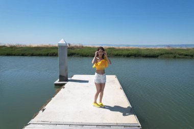 Rıhtımda, nehirde, havadan çekilmiş güzel bir Arap kadının fotoğrafı.