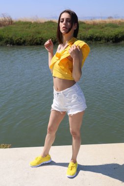 Rıhtımda, nehirde güzel bir Arap kadının fotoğrafı.,