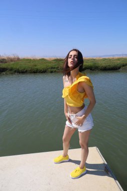 Rıhtımda, nehirde güzel bir Arap kadının fotoğrafı.,