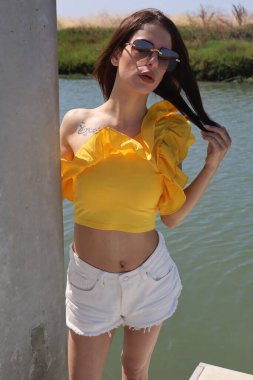 Rıhtımda, nehirde güzel bir Arap kadının fotoğrafı.,