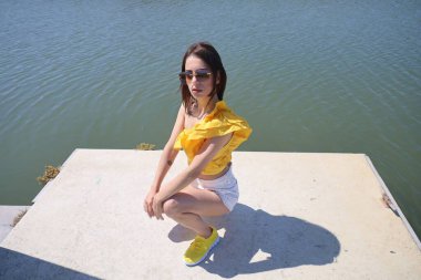 Rıhtımda, nehirde güzel bir Arap kadının fotoğrafı.,