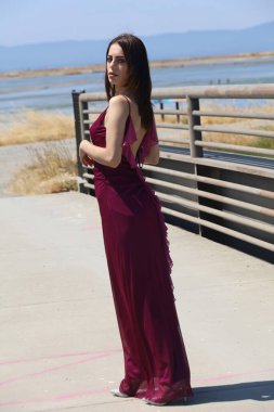 Rıhtımda, nehirde güzel bir Arap kadının fotoğrafı.,