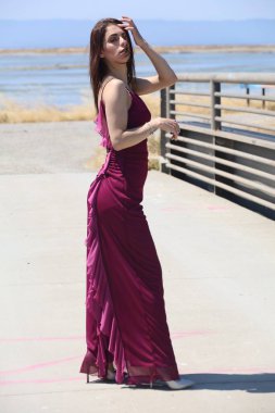 Rıhtımda, nehirde güzel bir Arap kadının fotoğrafı.,