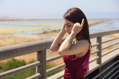 Rıhtımda, nehirde güzel bir Arap kadının fotoğrafı.,