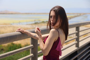 Rıhtımda, nehirde güzel bir Arap kadının fotoğrafı.,