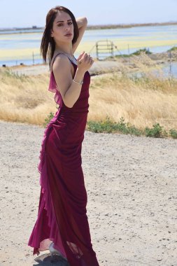 Rıhtımda, nehirde güzel bir Arap kadının fotoğrafı.,