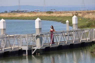 Rıhtımda, nehirde güzel bir Arap kadının fotoğrafı.,