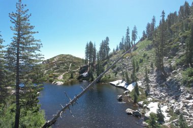 Siskiyou Gölü ve Shastha Dağı etrafındaki göl ve yabanın havadan çekilmiş fotoğrafı.