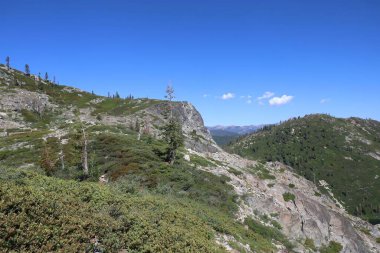 Siskiyou Gölü ve Castle Gölü çevresindeki Shastha Dağı 'nın vahşi doğasının fotoğrafı.