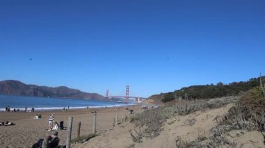 3-25-2024: San Francisco, California: Golden Gate Köprüsü ve Baker Sahili
