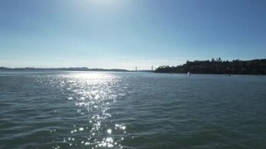 Belevedere adasından San Francisco körfezi üzerinde uçuyor.