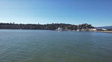 Belevedere adasından San Francisco körfezi üzerinde uçuyor.