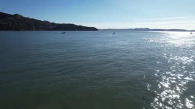 Belevedere adasından San Francisco körfezi üzerinde uçuyor.