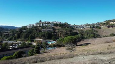 Tepelerin üzerinden uçup Belvedere California 'daki Saint Hillary' leri korumak.