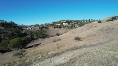 Tepelerin üzerinden uçup Belvedere California 'daki Saint Hillary' leri korumak.