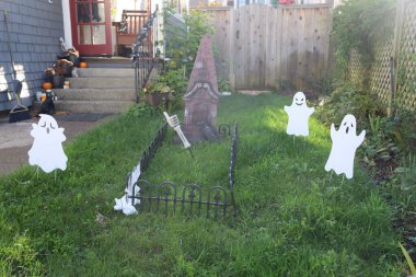 10-29-2023: Alameda, Kaliforniya, ABD: Cadılar Bayramı açık hava süslemeleri, perili mezarlık,