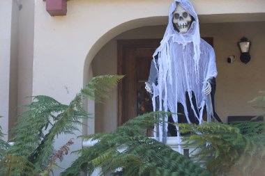 10-29-2023: Alameda, Kaliforniya, ABD: Cadılar Bayramı süsleri açık havada