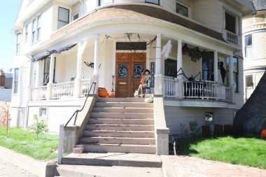 10-29-2023: Alameda, Kaliforniya, ABD: Cadılar Bayramı süsleri açık havada