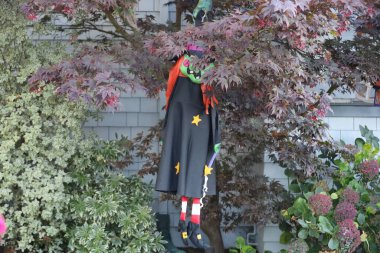 10-8-2023: Burlingame, California Cadılar Bayramı süslemeleri, Cadı