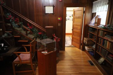 12-2-2023: Los Altos, Califronia: ABD: Los Altos Tarih Müzesi, merdiven ve koridor