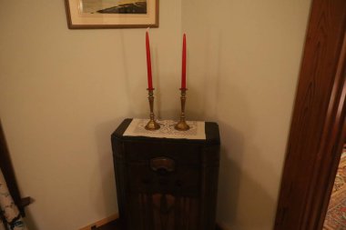 12-2-2023: Los Altos, Califronia: ABD: Los Altos Tarih Müzesi, iki mum