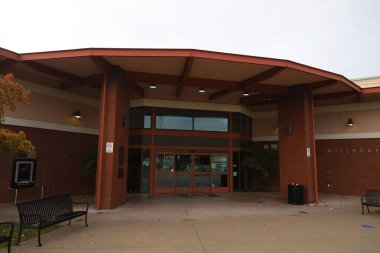 12-3-2023: Millbrae, California: Millbrae kütüphanesi şehir merkezine yakın 