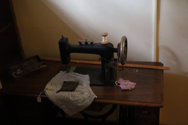 12-2-2023: Los Altos, Califronia: ABD: Los Altos Tarih Müzesi, dikiş makinesi