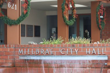 12-3-2023: Millbrae, California: Millbrae Belediye Binası ve Anayasa Meydanı, Kaliforniya