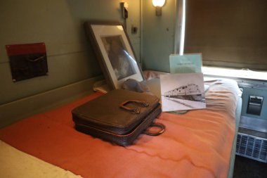 11-23-2023: Millbrae, California: Millbrae Tren Müzesi, uyku bölmesi