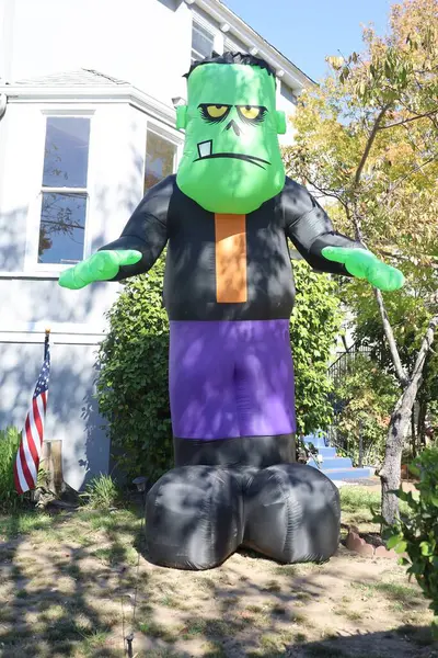 10-29-2023: Alameda, Kaliforniya, ABD: Cadılar Bayramı açık hava süslemeleri, Frankenstein