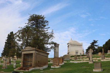 12-26-2023: Oakland; California: Oakland California 'daki dağ manzaralı mezarlık
