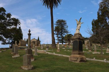 12-26-2023: Oakland; California: Oakland California 'daki dağ manzaralı mezarlık