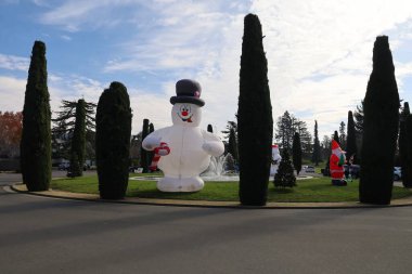 12-26-2023: Oakland; California: Oakland California 'daki dağ manzaralı mezarlık